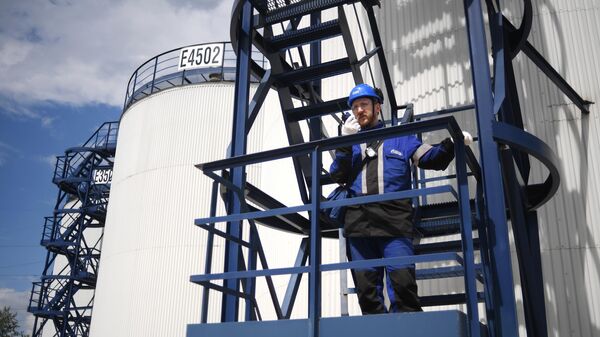 Работник нефтеперерабатывающего завода Газпром нефть