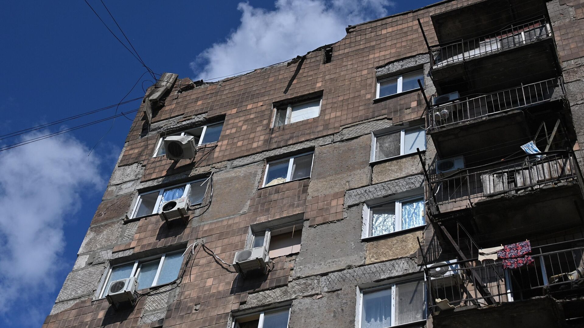 Жилой дом в Киевском районе Донецка, получивший повреждения в результате обстрела со стороны ВСУ - РИА Новости, 1920, 28.07.2022