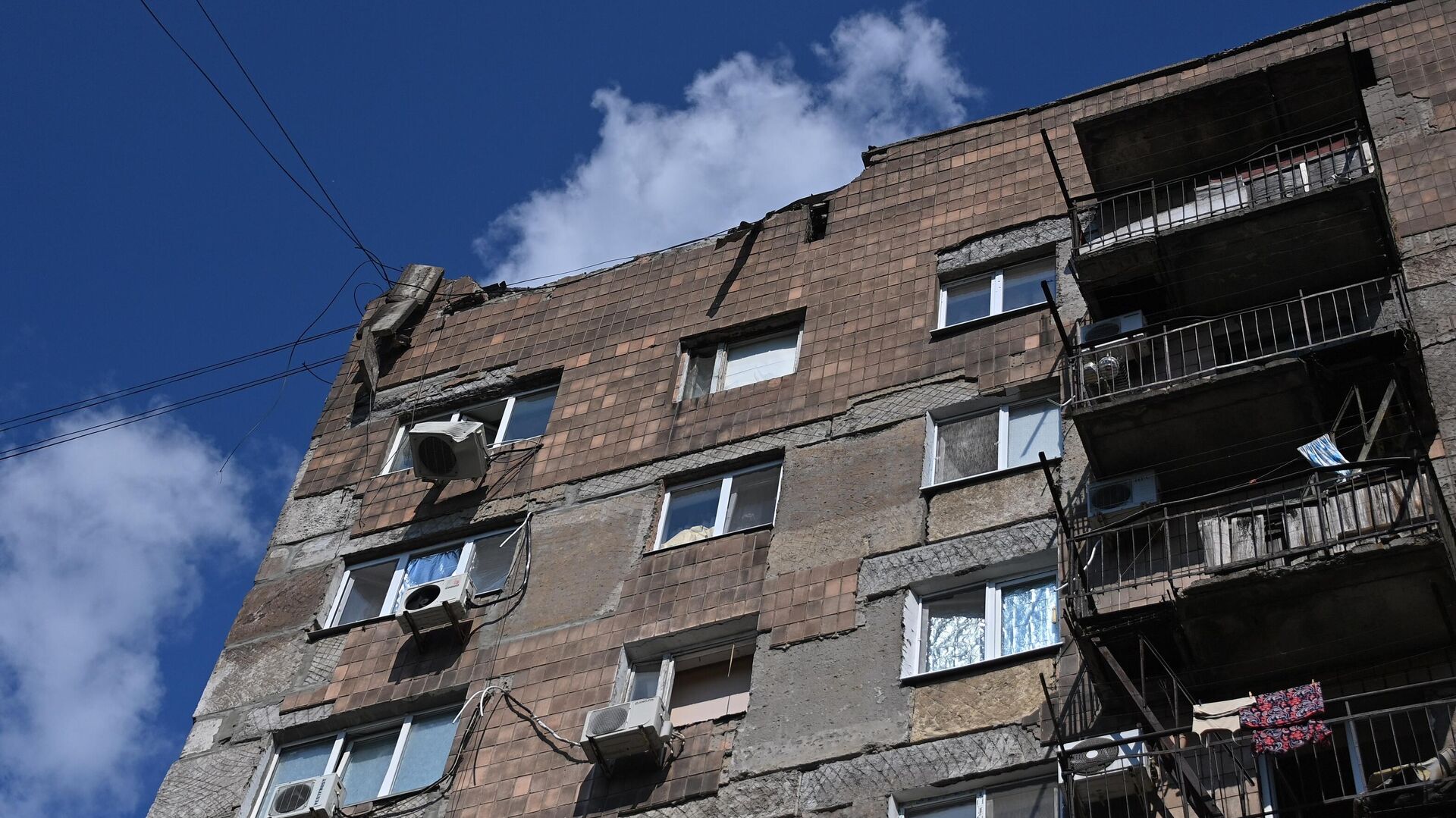 Жилой дом в Киевском районе Донецка, получивший повреждения в результате обстрела со стороны ВСУ - РИА Новости, 1920, 28.07.2022
