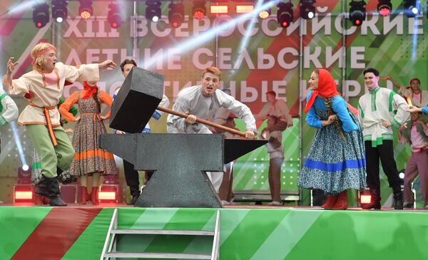 Участники церемонии открытия XIII Всероссийских летних сельских спортивных игр в Омске