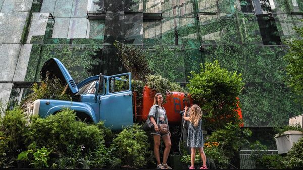 Посетители на фестивале Цветочный джем: Тропическое лето на пешеходной зоне делового центра Москва-сити