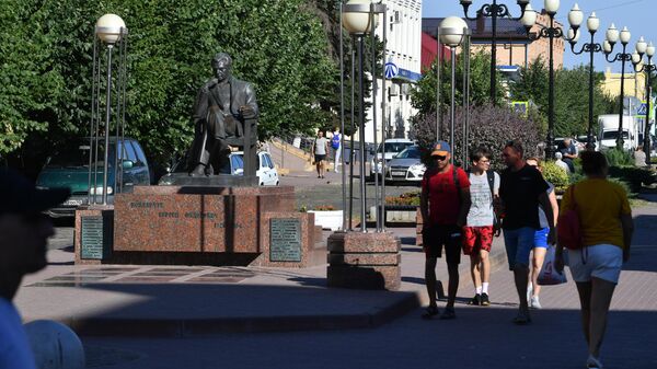 Памятник режиссеру Сергею Бондарчуку – земляку ейчан. Улица Победы