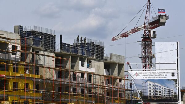 Строители бригад военно-строительного комплекса Министерства обороны РФ на строительстве жилых домов в Мариуполе