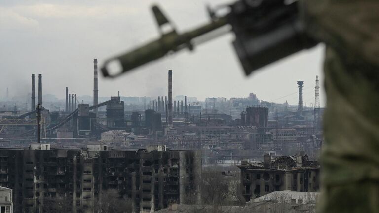 Боец специального отряда быстрого реагирования (СОБР) Ахмат на крыше здания в Мариуполе