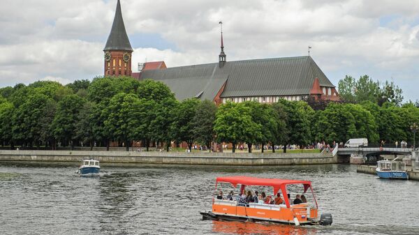 Река Перголя в Калининграде. Прогулки по Преголе популярны среди туристов. На дальнем плане остров Канта и Кафедральный собор