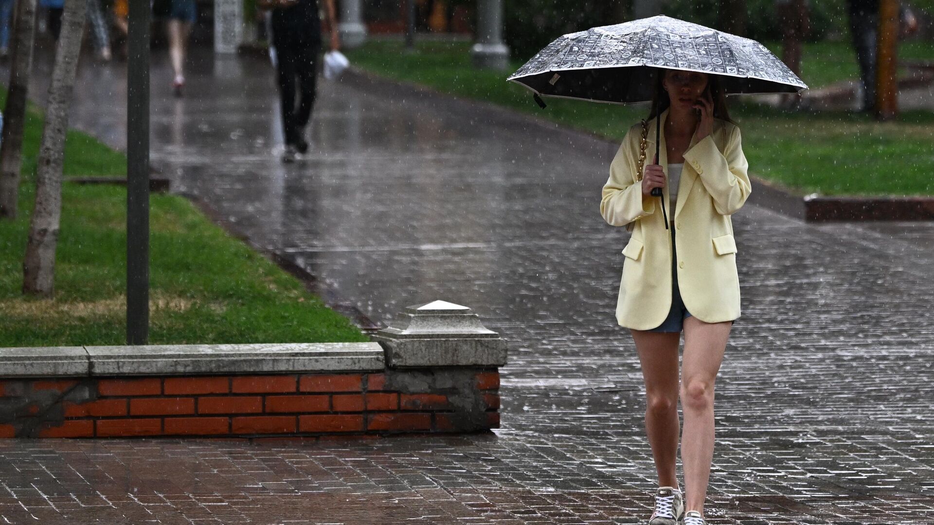 Девушка под зонтом на одной из улиц в Москве - РИА Новости, 1920, 03.06.2023
