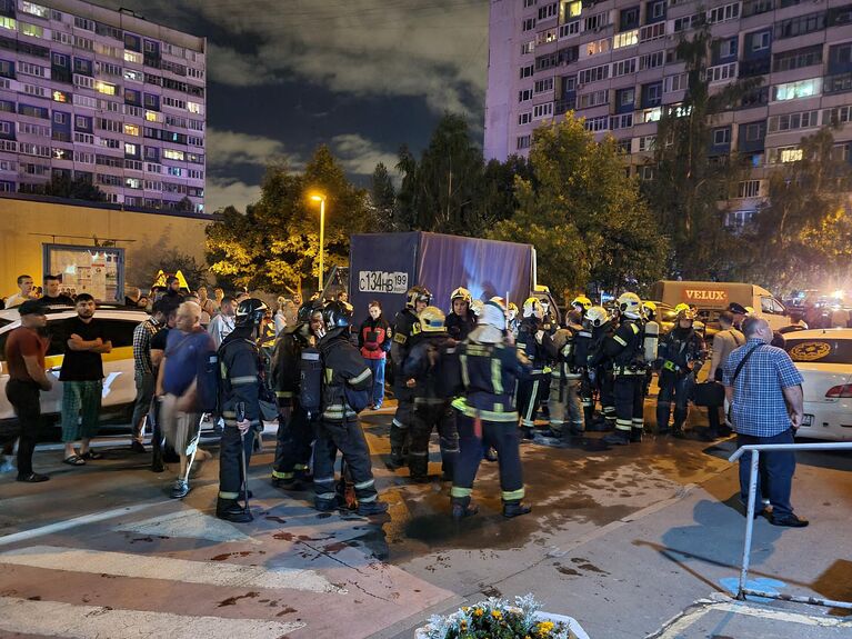 На месте возгорания в хостеле на Алма-Атинской улице в Москве