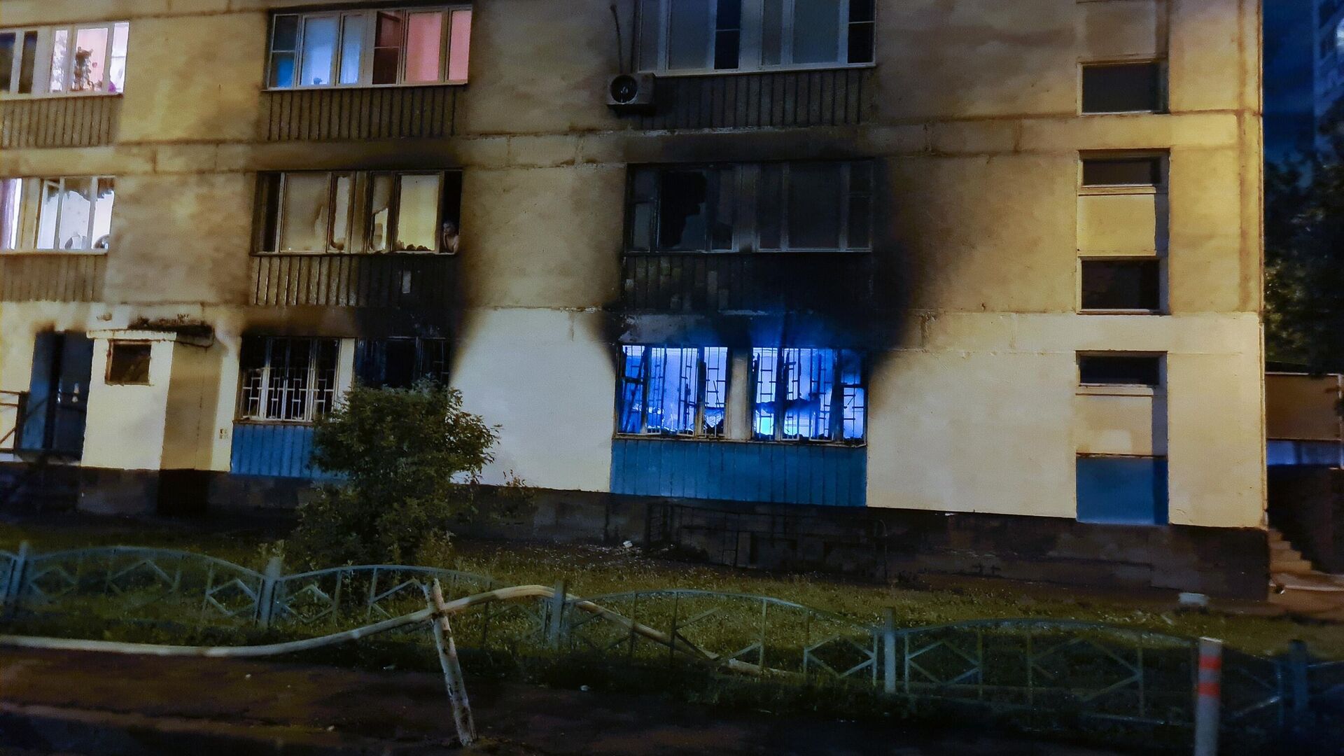 На месте возгорания в хостеле на Алма-Атинской улице в Москве - РИА Новости, 1920, 30.07.2022