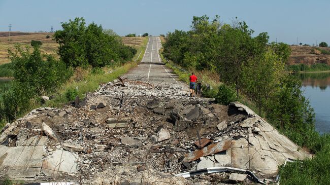 Разбитый ВСУ мост на подъезде к Углегорской ТЭС в Светлодарске