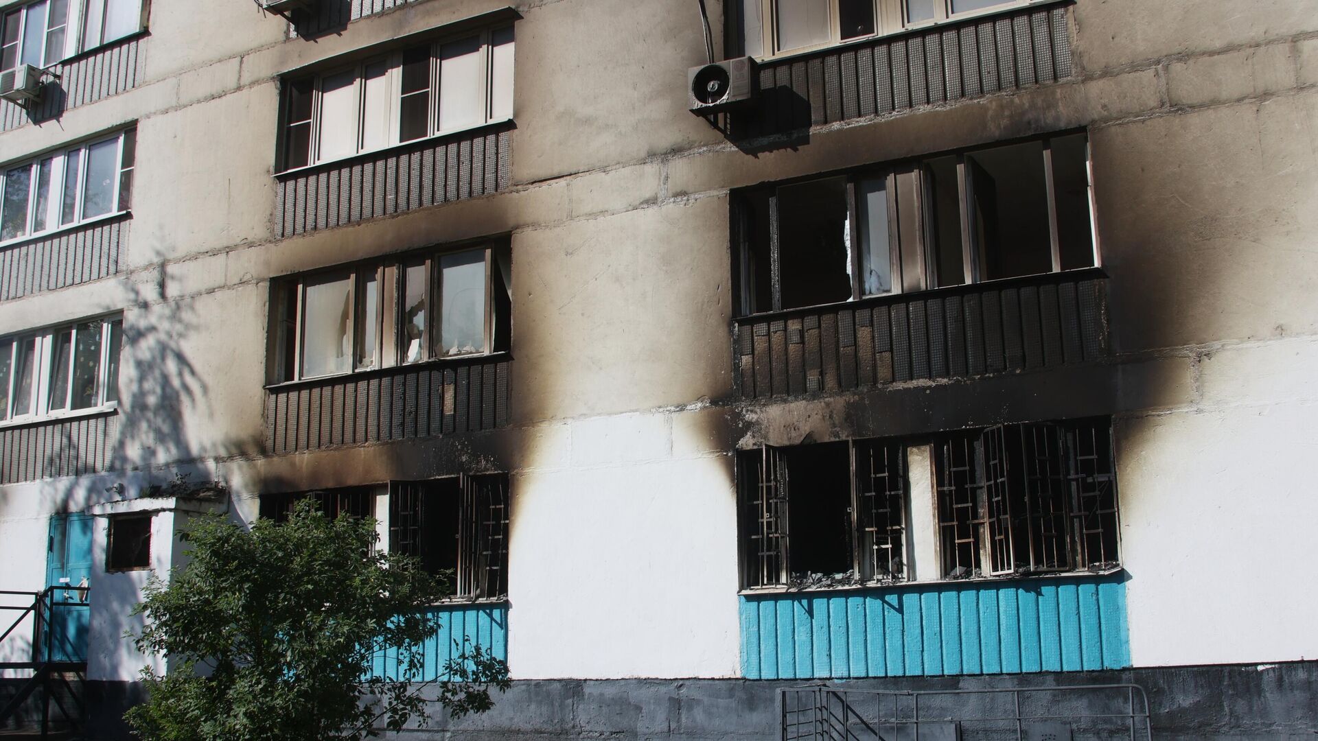 Выгоревшие квартиры на Алма-Атинской улице, где располагался хостел, в котором произошел пожар - РИА Новости, 1920, 29.07.2022