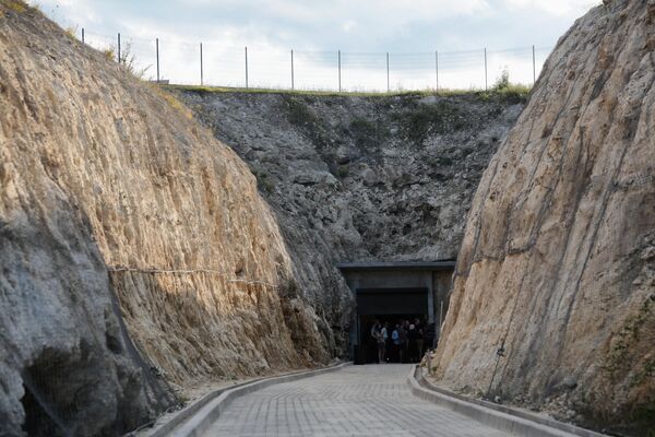 Посетители у входа в пещеру Таврида, расположенную в районе поселка Зуя в 20 км от Симферополя в Крыму