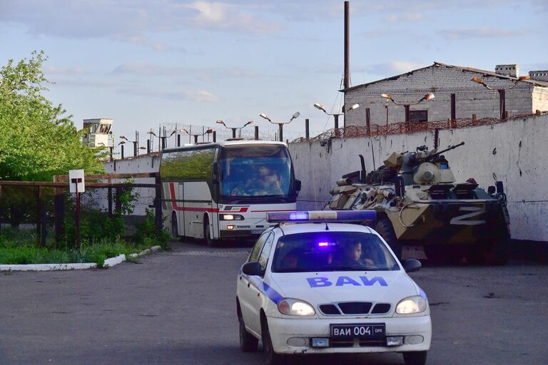 Автобус со сдавшимися в плен украинскими военнослужащими и боевиками националистического батальона Азов у следственного изолятора в Еленовке