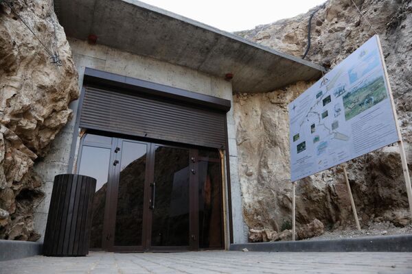 Информационный стенд у входа в пещеру Таврида, расположенную в районе поселка Зуя в 20 км от Симферополя в Крыму