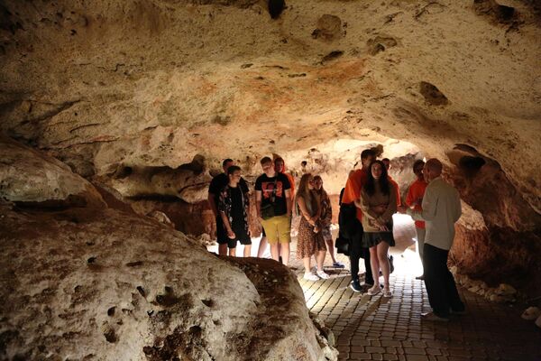 Посетители на экскурсии в пещере Таврида, расположенной в районе поселка Зуя в 20 км от Симферополя в Крыму