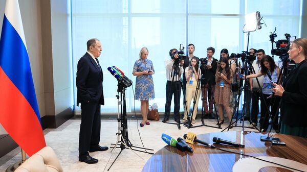 Министр иностранных дел РФ Сергей Лавров во время пресс-подхода по итогам заседания Совета министров иностранных дел государств-членов ШОС в Ташкенте 