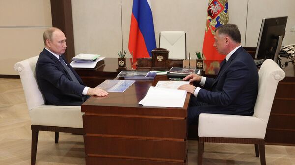 Президент РФ Владимир Путин и заместитель председателя правительства РФ Марат Хуснуллин во время встречи