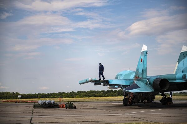 Истребитель-бомбардировщик Су-34 ВКС РФ на аэродроме в зоне проведения спецоперации