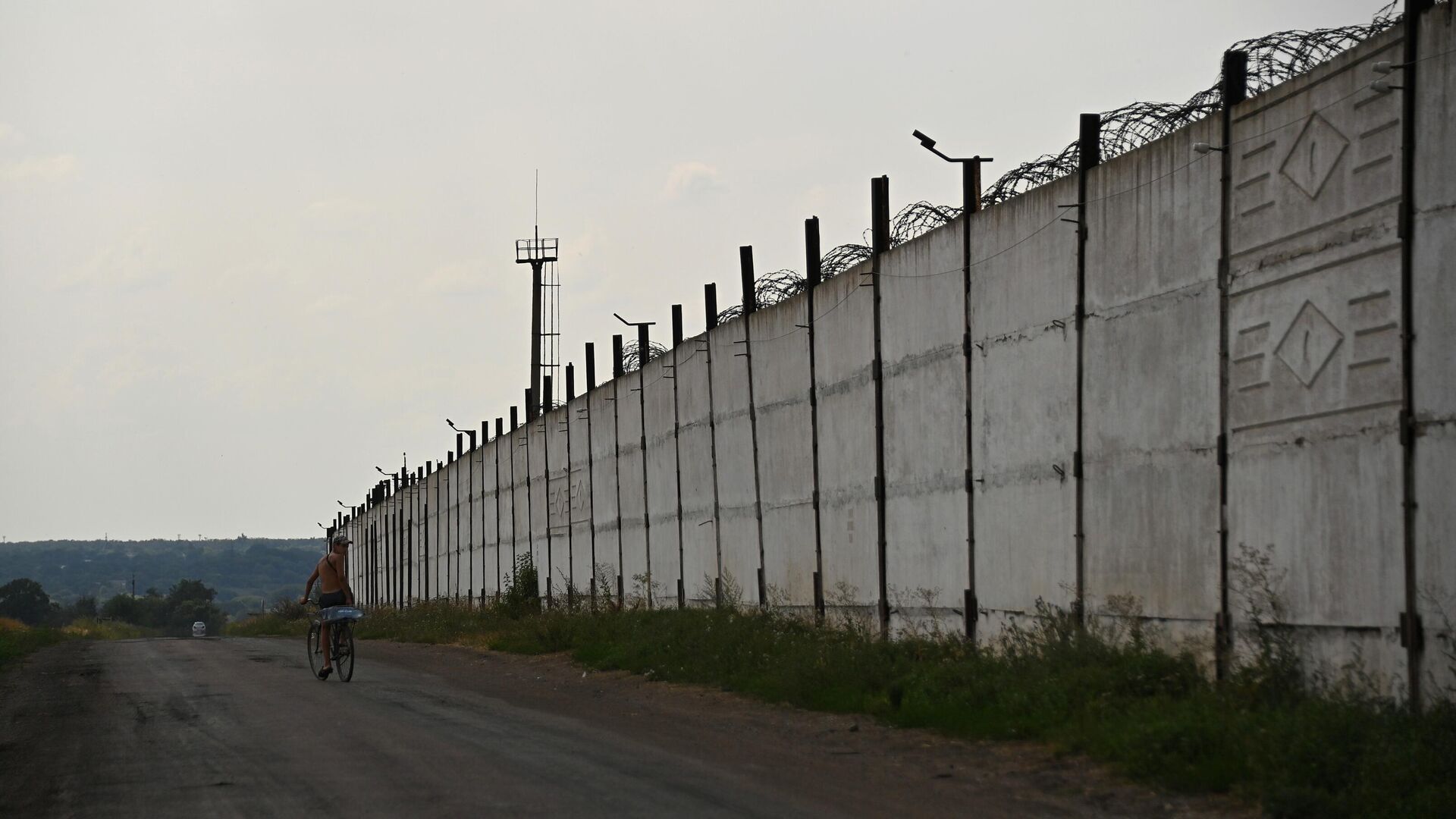 Забор следственного изолятора в Еленовке, по которому ВСУ нанесли удар  - РИА Новости, 1920, 29.07.2022