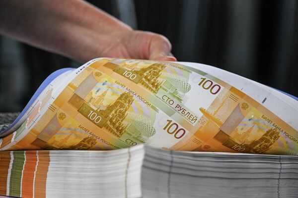 Листы с новыми 100-рублевыми денежными купюрами в процессе производства на фабрике АО Гознак в Москве