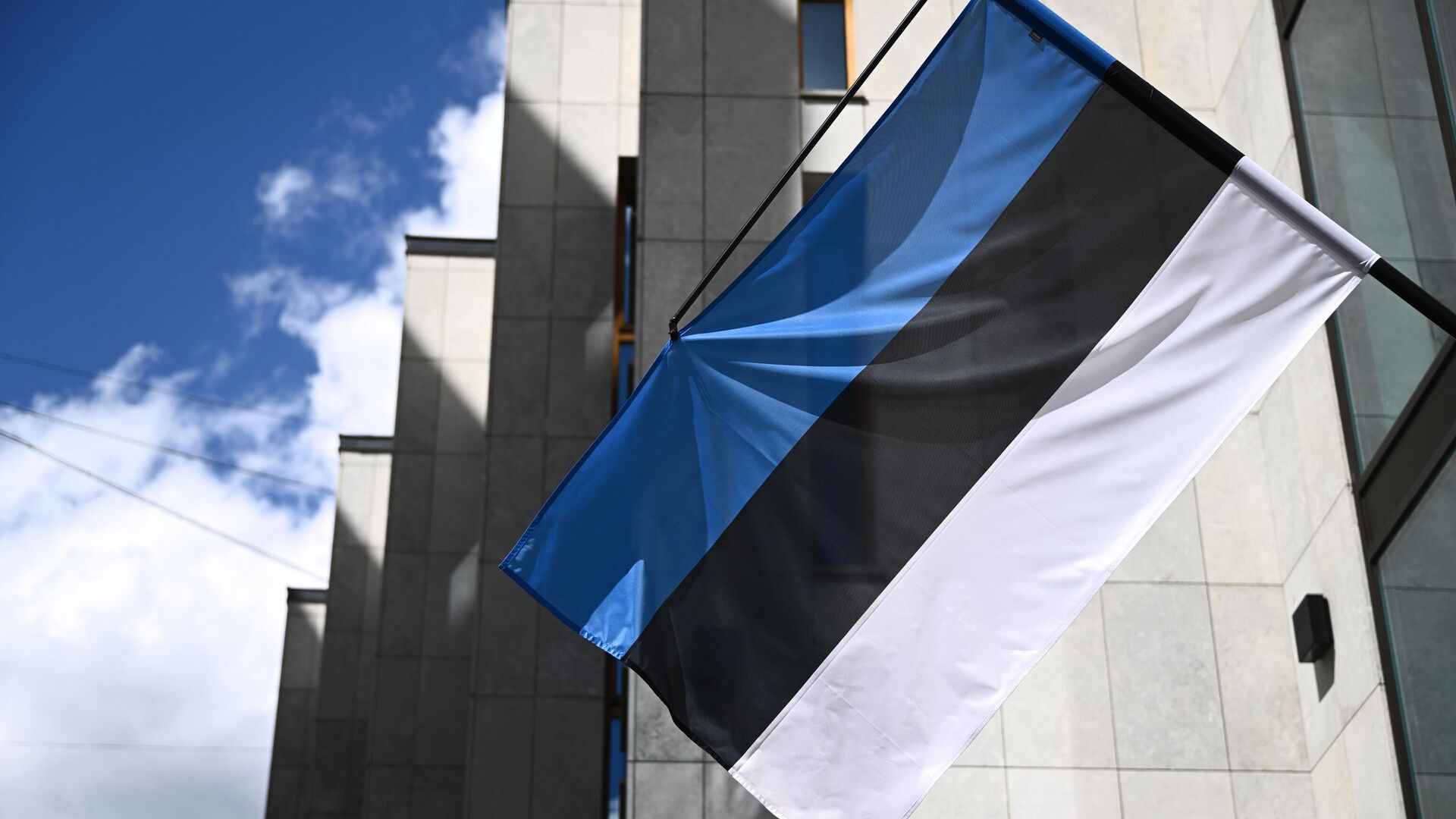 Государственный флаг на фасаде здания посольства Эстонии в Москве - РИА Новости, 1920, 19.08.2022