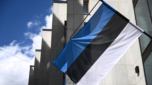 Государственный флаг на фасаде здания посольства Эстонии в РФ. Архивное фото