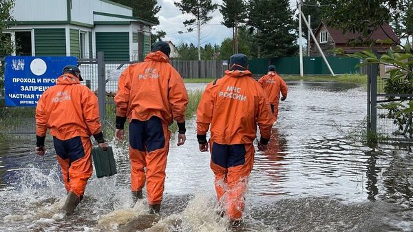 Спасатели оказывают помощь жителям районов, пострадавших от паводка