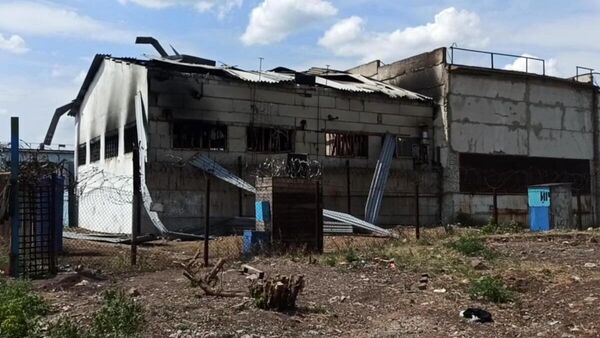 Место содержания пленных украинских боевиков в следственном изоляторе Еленовки, который подвергся обстрелу со стороны ВСУ. Скриншот видео