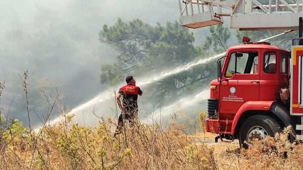 Тушение лесных пожаров в окрестностях турецкого города Мармарис