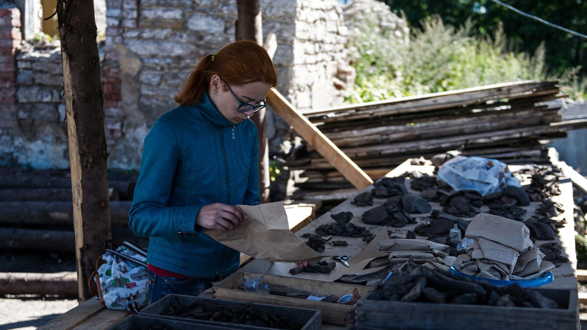 Девушка рассматривает археологические находки в Пскове - РИА Новости, 1920, 30.07.2022