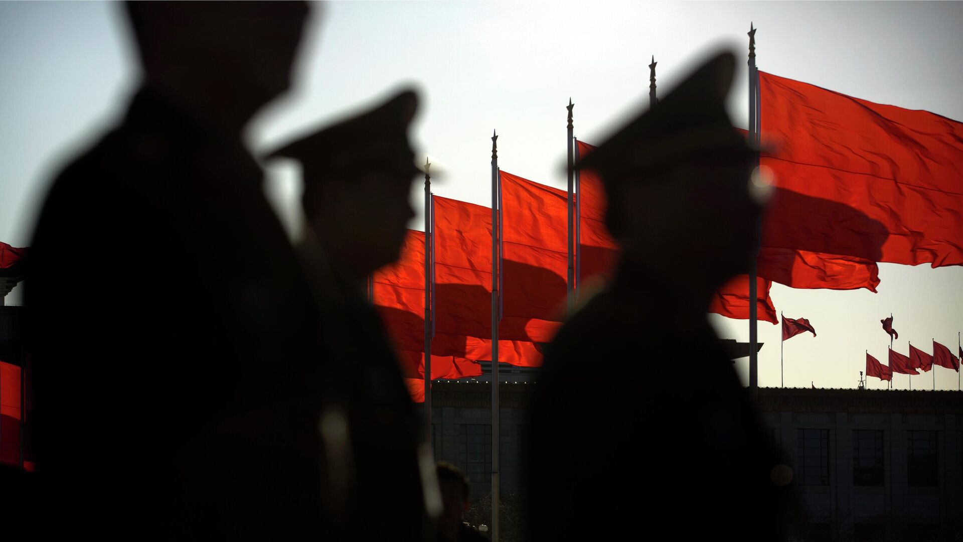 Военнослужащие Народно-освободительной армии Китая на фоне государственных флагов - РИА Новости, 1920, 14.08.2022