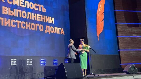 Военный корреспондент РИА Новости Регина Орехова получила специальный приз премии Золотое перо