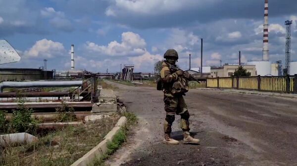 Уничтожить завод – очевидец о причине обстрелов Лисичанского НПЗ украинскими войсками