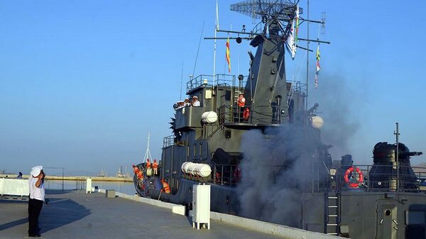 Корабль ВМС Азербайджана во время визита в Каспийск