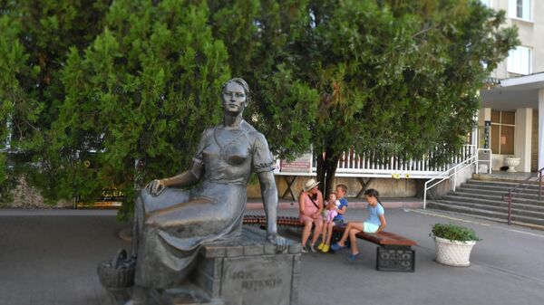 Памятник Нонне Мордюковой. Школьные годы актрисы прошли в Ейске