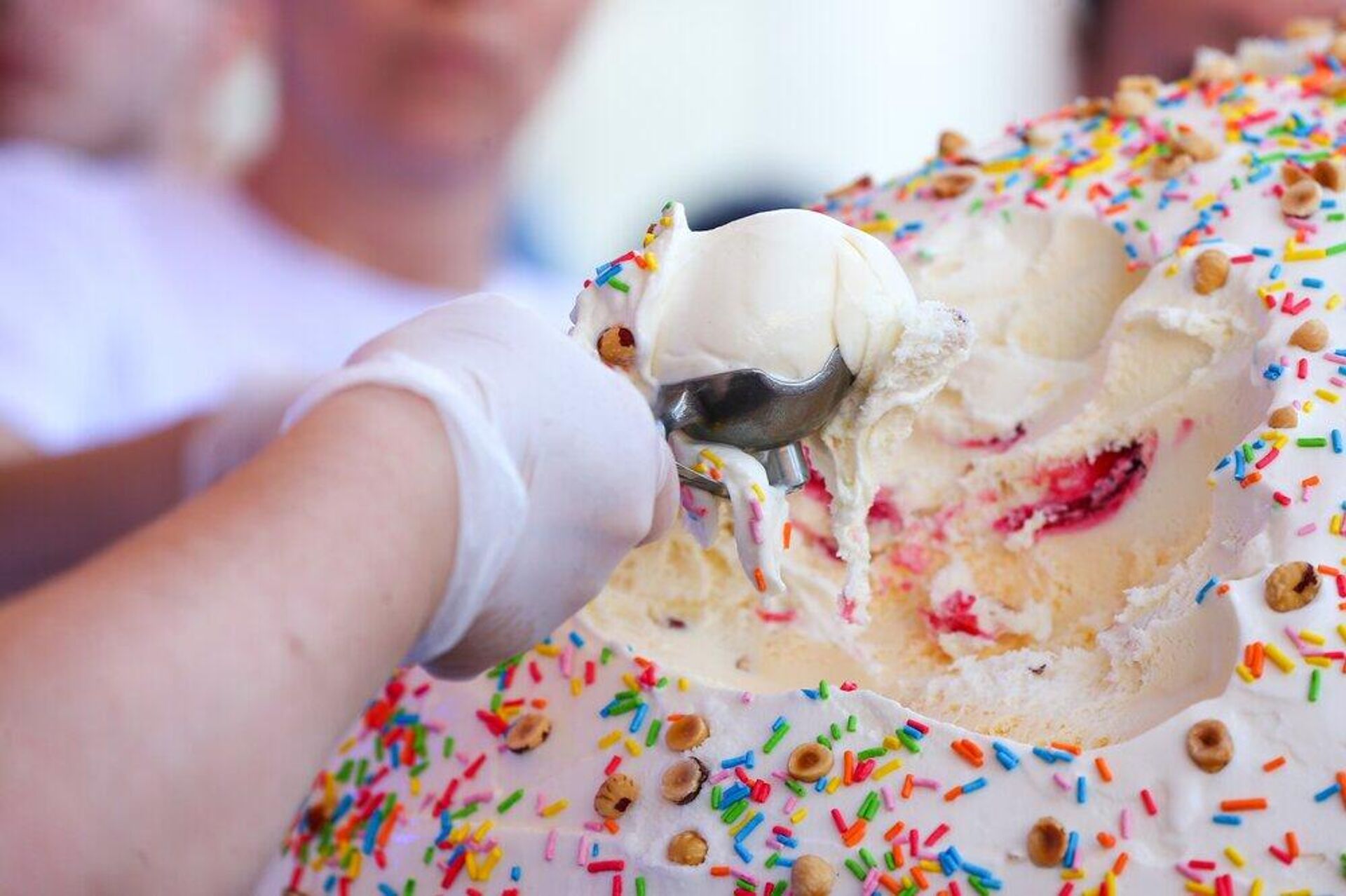 Мороженое весом в 100 кг, которое поставило мировой рекорд в изготовлении самого большого десерта из мороженого в рамках фестиваля Лето. Мороженое. ВДНХ - РИА Новости, 1920, 15.12.2022