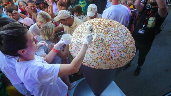 Мороженое весом в 100 кг на фестивале Лето. Мороженое. ВДНХ