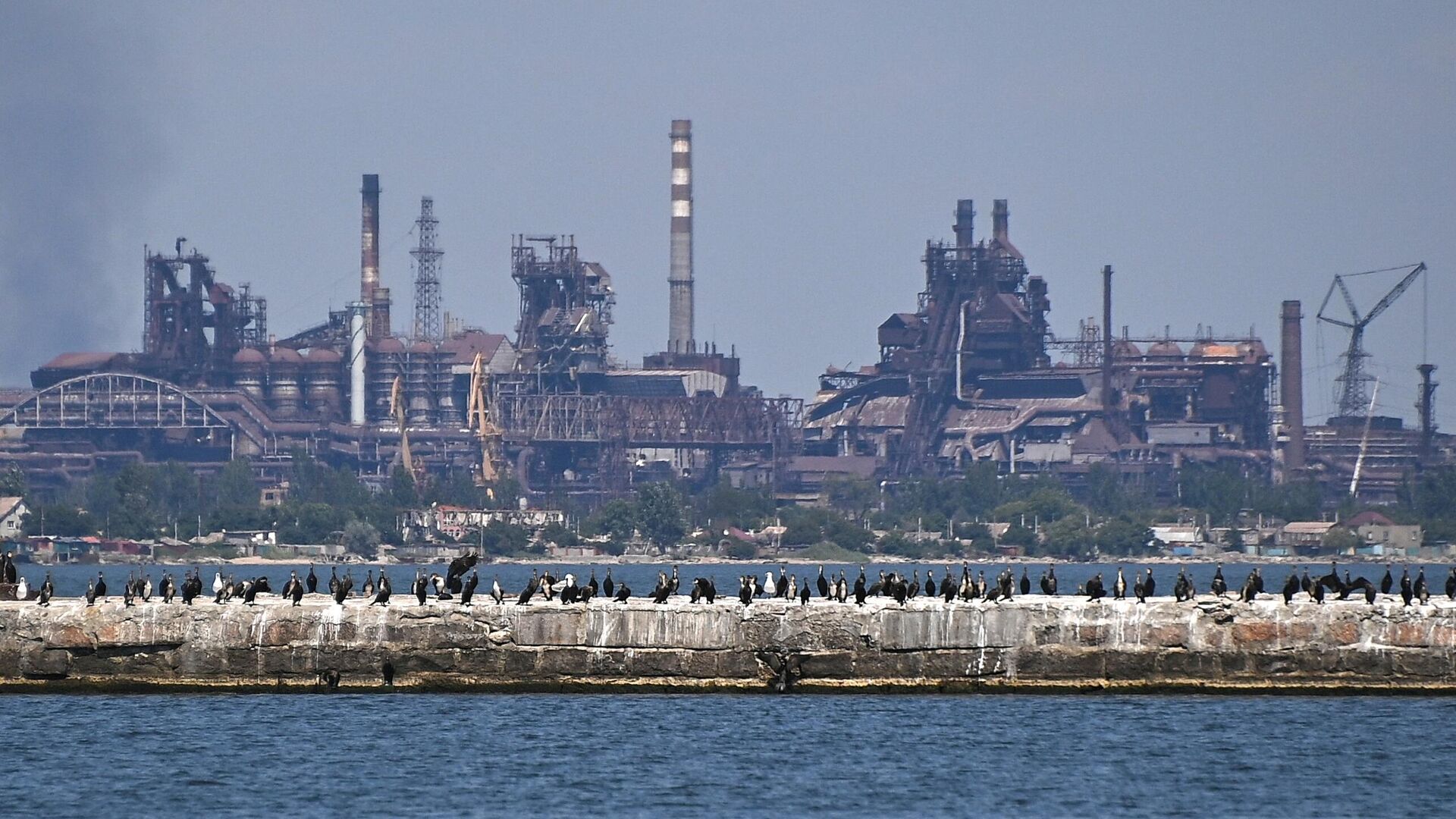 Вид на разрушенный завод Азовсталь из морского порта Мариуполя - РИА Новости, 1920, 09.06.2023