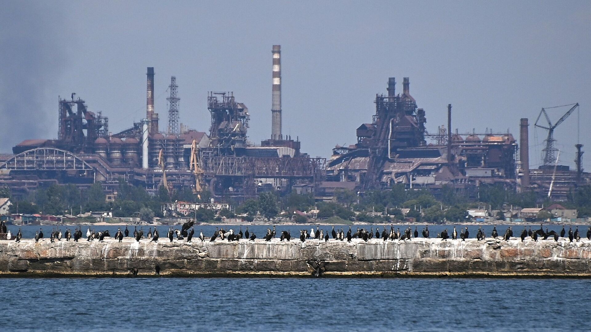 Вид на разрушенный завод Азовсталь из морского порта Мариуполя - РИА Новости, 1920, 01.08.2022