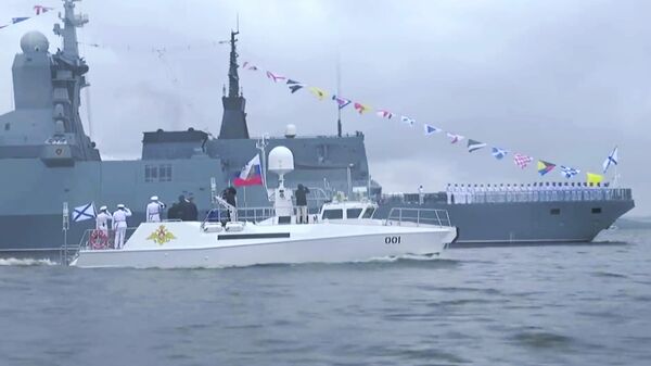 Путин на катере обходит парадную линию кораблей на Кронштадтском рейде