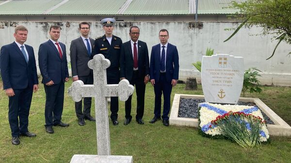 Дипломаты российского посольства в Таиланде во время возложения венка на могилу русских моряков с крейсера Аврора в Бангкоке