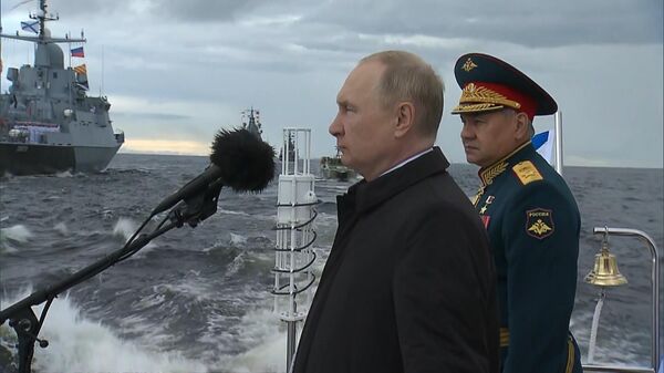 Путин обходит на катере парадную линию боевых кораблей