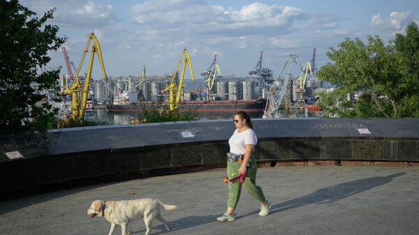 Женщина на набережной в Одессе
