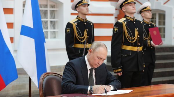 Президент Владимир Путин на церемонии подписания указов об утверждении Морской доктрины и Корабельного устава ВМФ