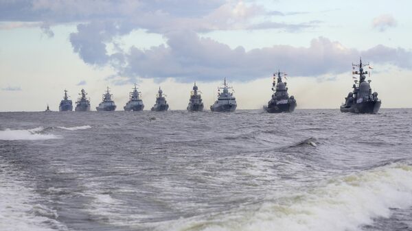 Корабли ВМФ России в кильватерном строю на Главном военно-морском параде в честь Дня ВМФ РФ в Кронштадте