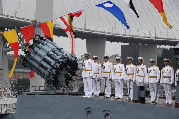 Моряки малого противолодочного корабля МПК-221 на параде во Владивостоке, посвященном Дню Военно-морского флота в России