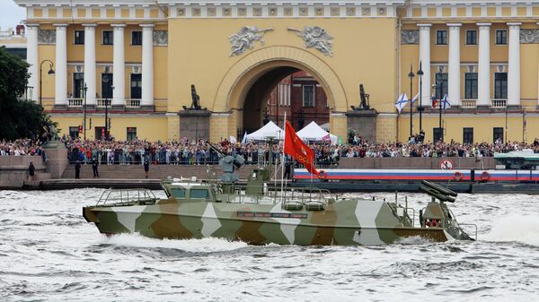Патрульный катер проекта 03160 Раптор на Главном военно-морском параде в День ВМФ в Санкт-Петербурге