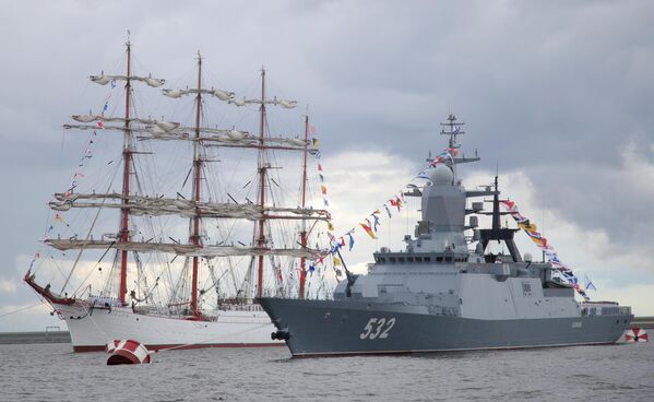 Корвет Бойкий и барк Седов на Главном военно-морском параде в честь Дня ВМФ РФ в Кронштадте