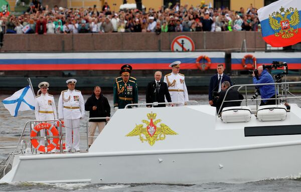 Президент РФ, верховный главнокомандующий Владимир Путин на Главном военно-морском параде по случаю Дня Военно-морского флота РФ