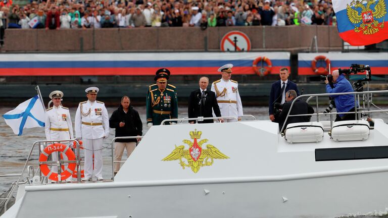 Президент РФ, верховный главнокомандующий Владимир Путин на Главном военно-морском параде по случаю Дня Военно-морского флота РФ