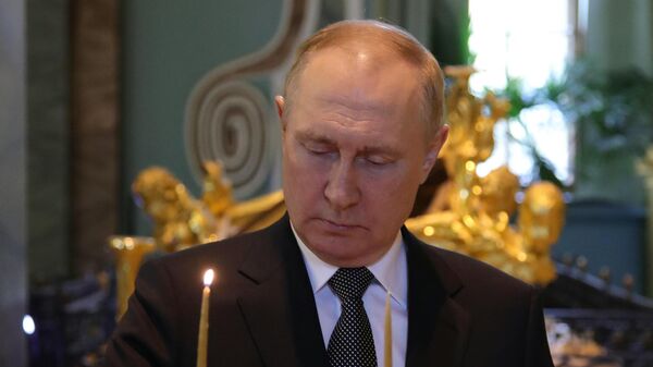 Президент РФ, верховный главнокомандующий Владимир Путин ставит свечу в Петропавловском соборе в Санкт-Петербурге
